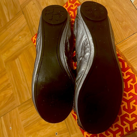 Tory Burch eddie with bow-metallic lamb - Picture 4 of 5